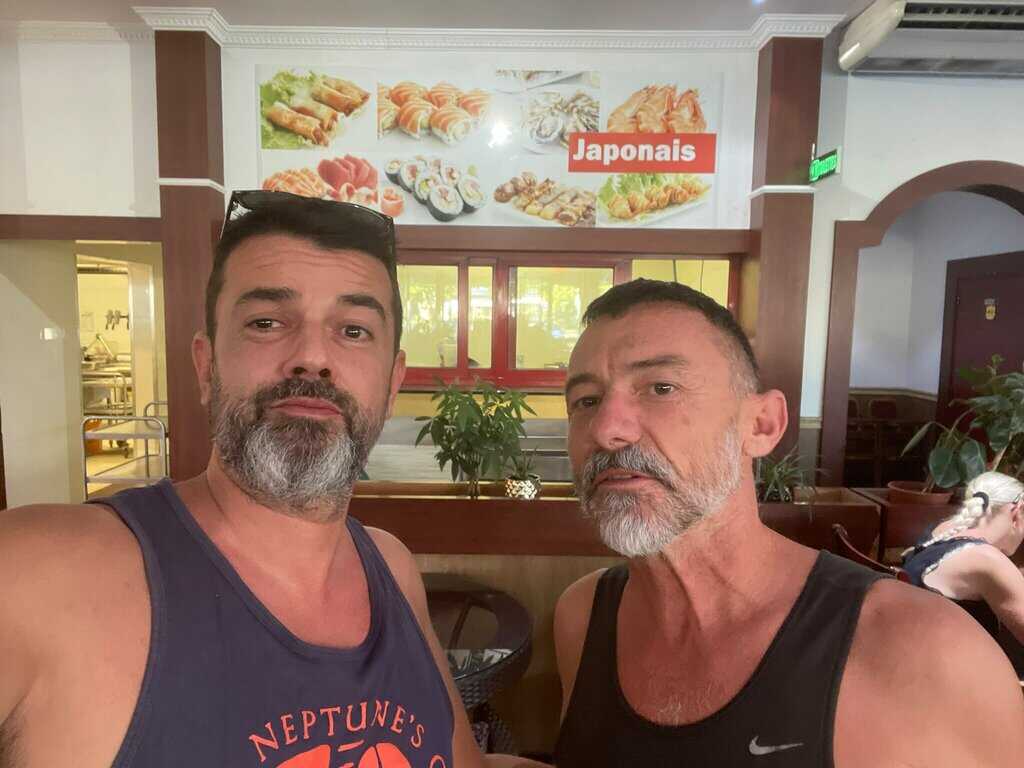 Duo de créateurs UGC dans un restaurant japonais