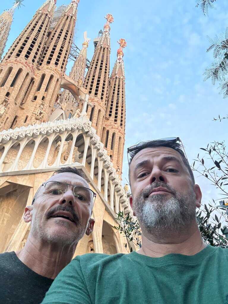 Sandy et Philippe devant la Sagrada Família à Barcelone