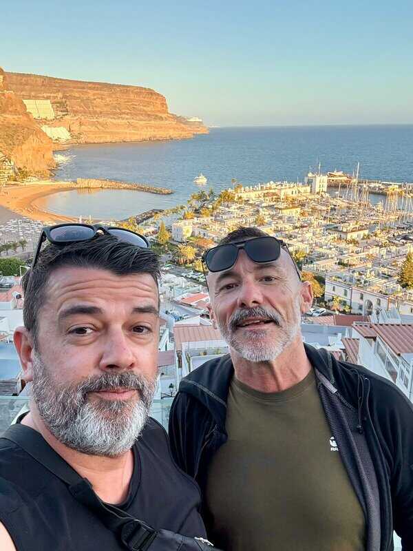 Sandy et Philippe, créateurs UGC voyage devant un port de plaisance